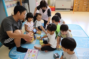 写真：うさぎ組の子どもたちが積み木型のアンパンマンパズルをしています