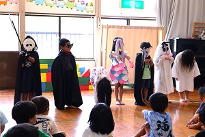 写真：オバケに変装した年長児が一列に並んでいます