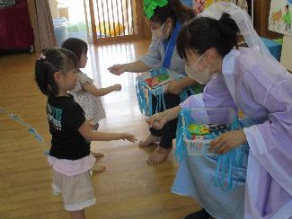織姫と彦星に扮する職員とそれぞれじゃんけんをする二人の2,3歳児