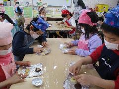 写真：きりん組の子どもたちが、2色のクッキー生地でオリジナルクッキーを作っています