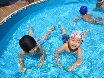 写真：プールで四つん這いになり、気持ちよさそうに顔を上げる4歳児