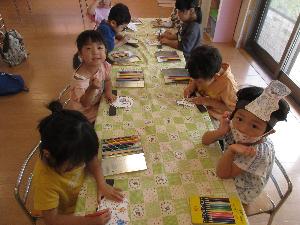 写真：お面屋さんで手に入れたお面を、好きな色に塗って楽しむ子どもたち