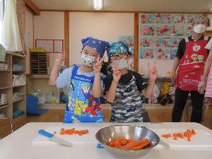 写真：カレー作りでニンジンを切る5歳児。