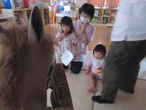 写真：お化け屋敷に入る1歳児。手前におばけに扮した職員が写り、その姿を見て動きが止まってしまっています。