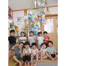 写真：七夕飾りの前での3歳児の集合写真