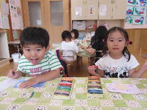 写真：祖父母お招き会のプレゼントを作る3歳児の様子
