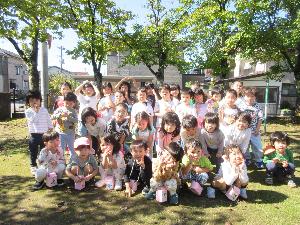 写真：公園で集合写真を撮る3歳児～5歳児