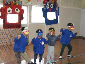 写真：鬼のお面をかぶって、曲に合わせて踊っている子どもたち