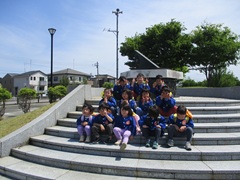 写真：駅前公園にあるモニュメント前の階段で3歳以上児が並んで集合写真をとりました