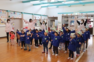 写真：両手を大きく広げながら、子どもたちがこいのぼりの歌を歌っています
