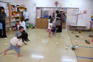 写真：子どもたちがゲームコーナーで的あてゲームをしているところ