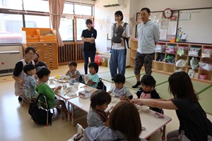写真：給食参観で保護者が子どもたちの食事の様子を見ているところ
