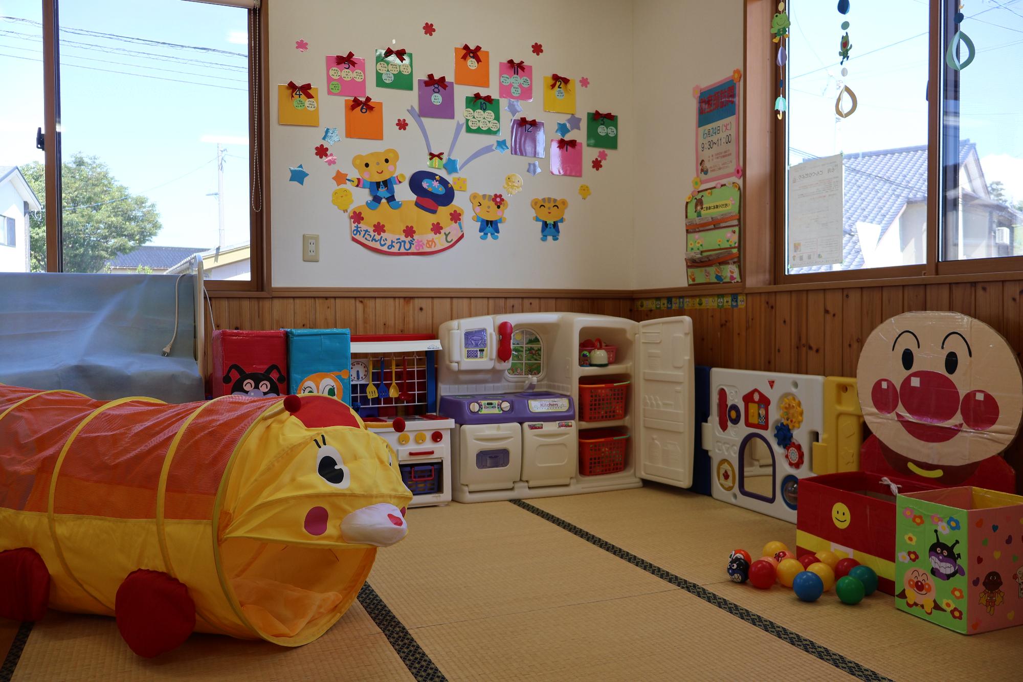 写真：支援室室内の様子。おままごとセットやトンネル遊具があります。