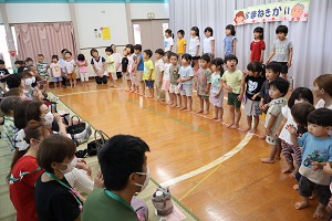 写真：全園児が揃って大きな口を開けて歌をうたっています