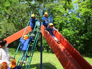 赤坂山公園の滑り台で、3歳児4人が遊んでいる写真