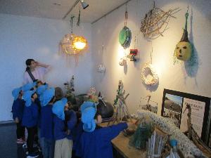 写真：きりん組の子どもたちが、博物館に展示している漂着物で作った作品を眺めています