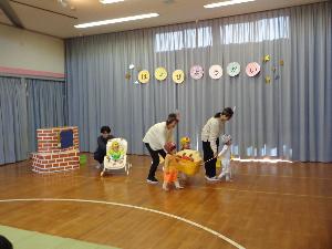 写真：劇中でアンパンマンに変装している未満児