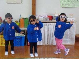 写真：3人のうさぎ組の女の子たちが、サングラスをかけてダンスを披露しているところ