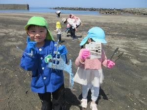 写真：園児2人が海岸で拾ったプラスチックごみを見せてくれました。