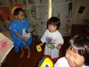 写真：お化け屋敷でお化け役の年長児が子どもを驚かせています。