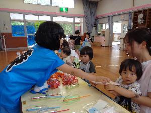 写真：お祭りごっこで年長児がお店屋さんになって、手作りおもちゃを売っています。