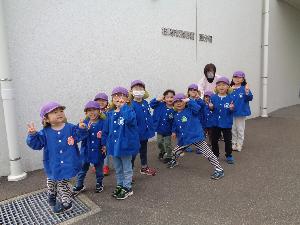 写真：消防署に到着し、大興奮でおどけたポーズを見せてくれたぞう組の子どもたち