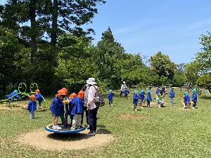 写真：きりん組とぞう組の子どもたちが、赤坂山公園の好きな遊具で遊んでいます