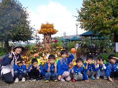 写真：ぞう組の子どもたちがハロウィンの装飾の前で記念撮影をしました。