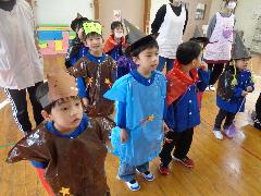 子ども達がハロウィンの仮装をして歌をうたっている写真