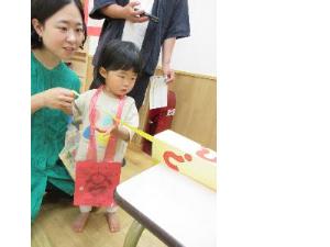 写真：ひもくじを引っ張るひよこ組の子ども