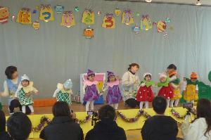 りす組の子どもたちがメロン、ぶどう、いちご、パイナップルに変身してフルフルフルーツの踊りを踊っている