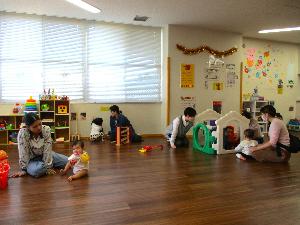 写真：ジャングルキッズに遊びに来た親子。たくさんのおもちゃが置いてあり、親子で触れ合いながら過ごしています