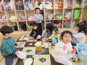 きりん組の部屋でおままごとを楽しんでいる様子