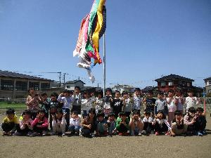 写真：きりん組全員でこいのぼりの前で集合写真を撮りました