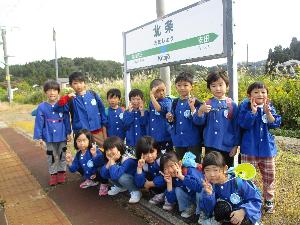 北条駅のホームで電車を待つ5歳児の写真