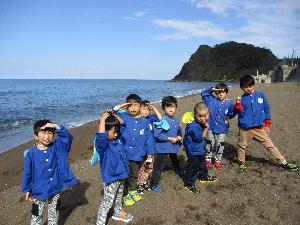 5歳児が、海岸で記念撮影をしました。