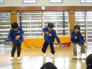 写真：手を体の前に垂らしながら、流行りの踊りを披露する年長児3人
