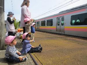 写真：ひよこ組とうさぎ組の子どもたちが、北条駅のホームで電車をみおくってくぃるところ