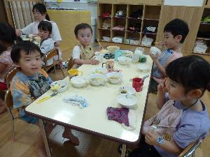 写真：大好きな給食を食べている4人の子どもたち。食べている最中でしたが、笑顔を向けてくれました