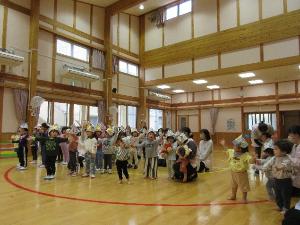 写真：子どもの日の祝いの集会で、子ども達全員がこいのぼりを歌っているところ