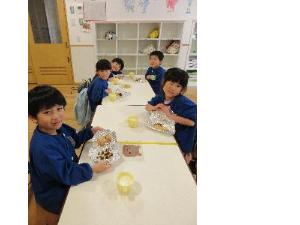 写真：きりん組の子ども達が手作りクッキーを食べようとしているところ