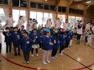 写真：自分で作った鬼の帽子をかぶり、曲に合わせて踊っている子どもたち