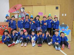 写真：福の神と一緒に写真撮影をするらいおん組の子どもたち