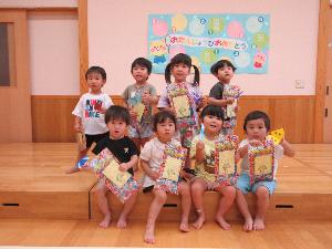 見つけた虫と花火を持って、みんなで写真を撮るこあら組の子どもたち