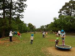 写真：赤坂山公園の遊具で遊ぶ園児たち