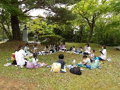 写真：赤坂山公園で輪になってお弁当を食べる園児たち