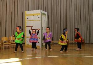 写真：忍者の衣装を着てステージで踊る0・1歳児