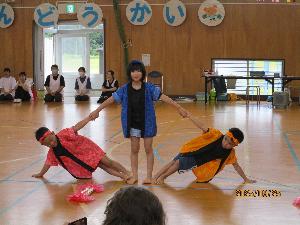 3人組の組体操で扇の技を決める年中児と年長児