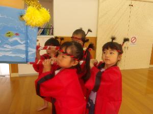 写真：お祭り衣装を着て神輿を担ぐ年中児と年少児