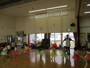 腰ミノをつけてダンスをする1,2歳児